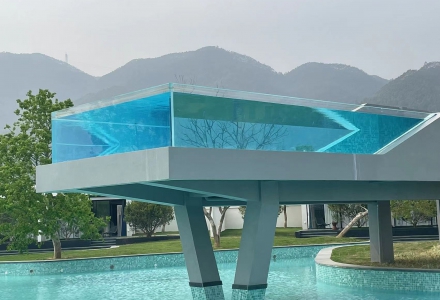 清遠(yuǎn)泉現(xiàn)民宿亞克力泳池驗(yàn)收成功